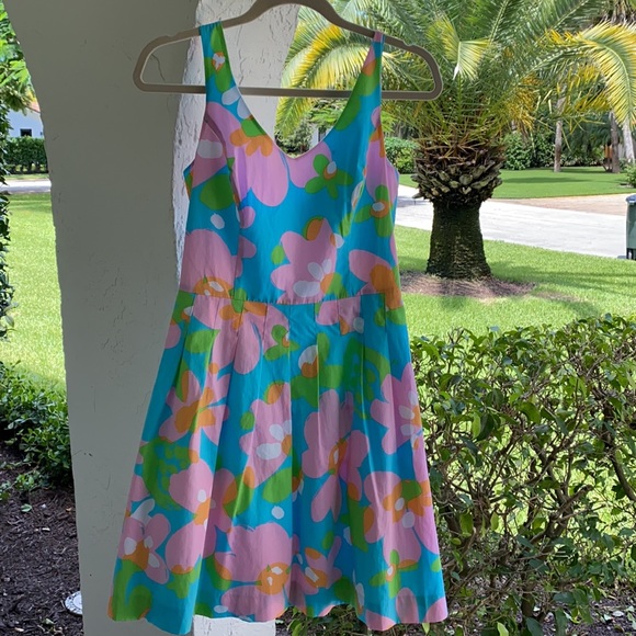 NWOT-Lilly Pulitzer Dress.-NWOT-size-2 worn 1 time. Fabulous fabric - Picture 4 of 15